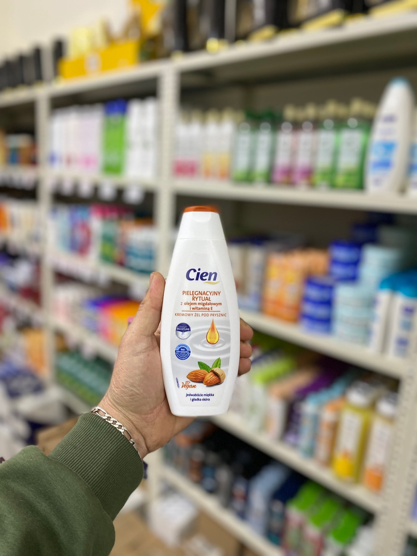 Cien CREAMY SHOWER GEL With almond oil and vitamin E. 300ml